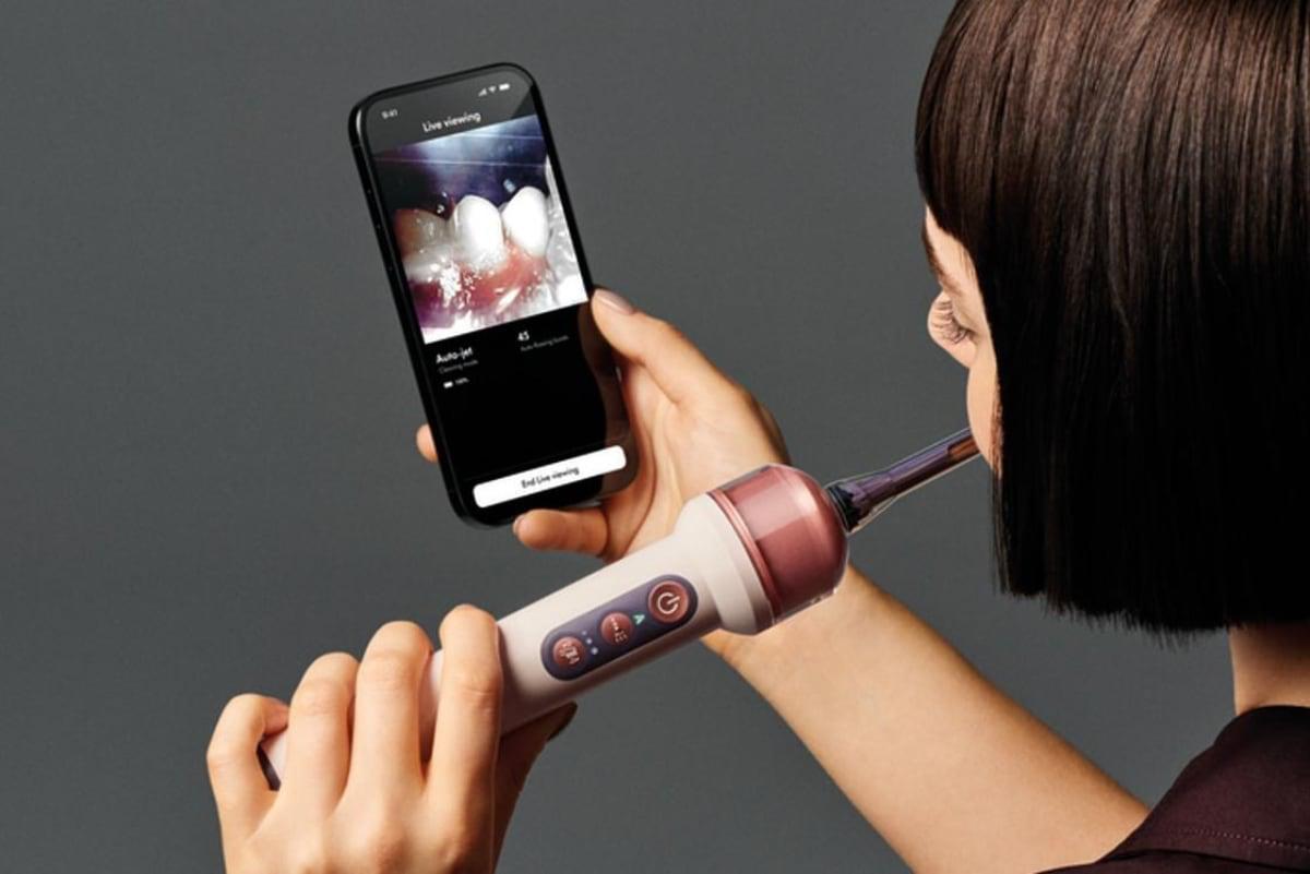 Dyson выпустили «умную» зубную щётку с ИИ и камерой — она сама чистит между зубами.
