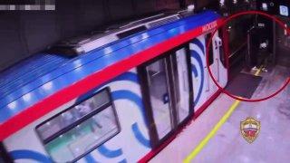 Пассажир прыгнул на пути в метро ради упавшего наушника. Инцидент произошёл...
