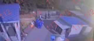 В сети опубликовали видео нападения мужчины на медиков у храма в Москве. На...