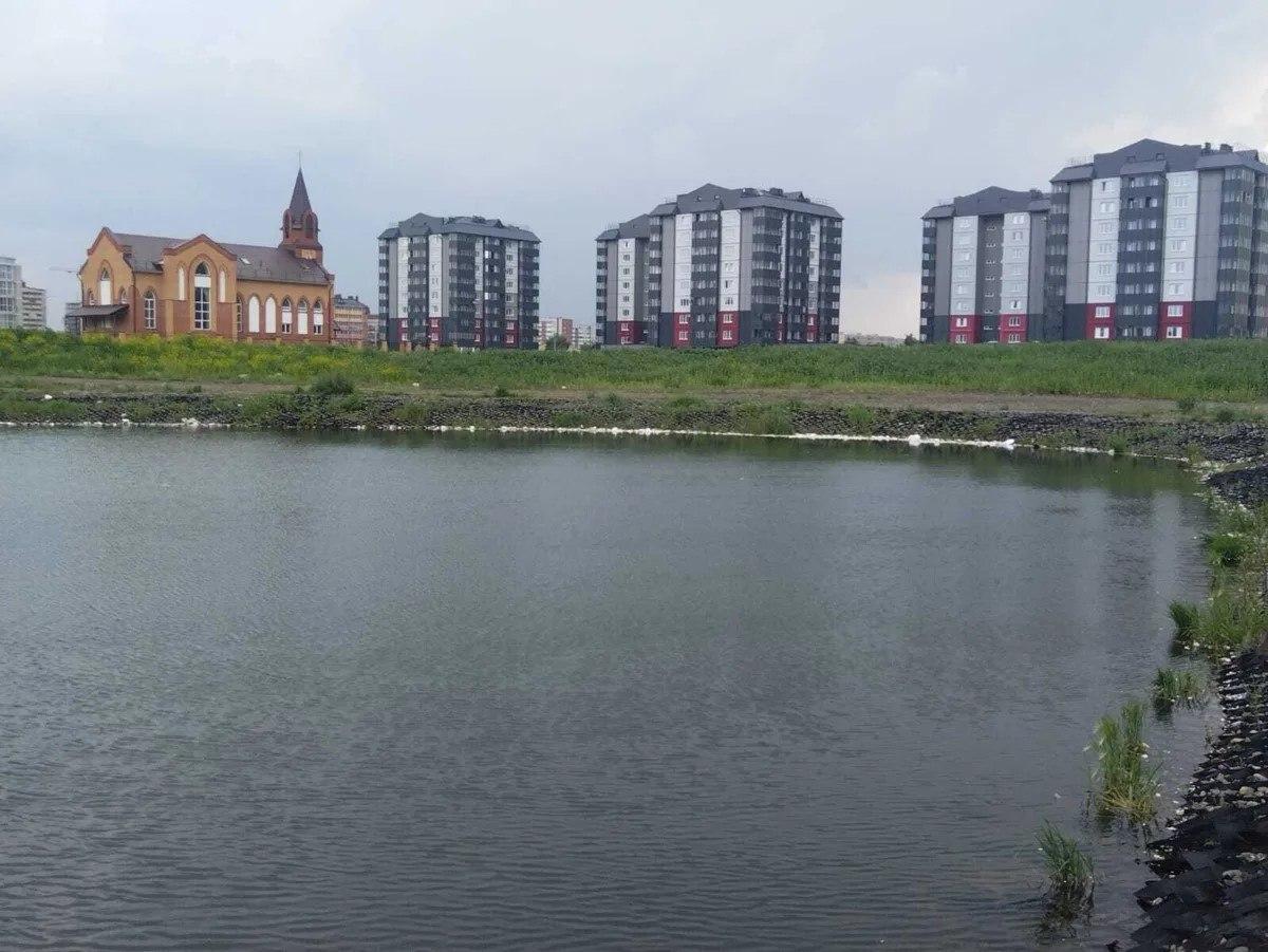 Дорожки из тротуарной плитки выложат в парке «Арбан» в следующем году. Там...