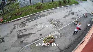 Камера в центре Кемерова засняла циничную кражу уличной красоты