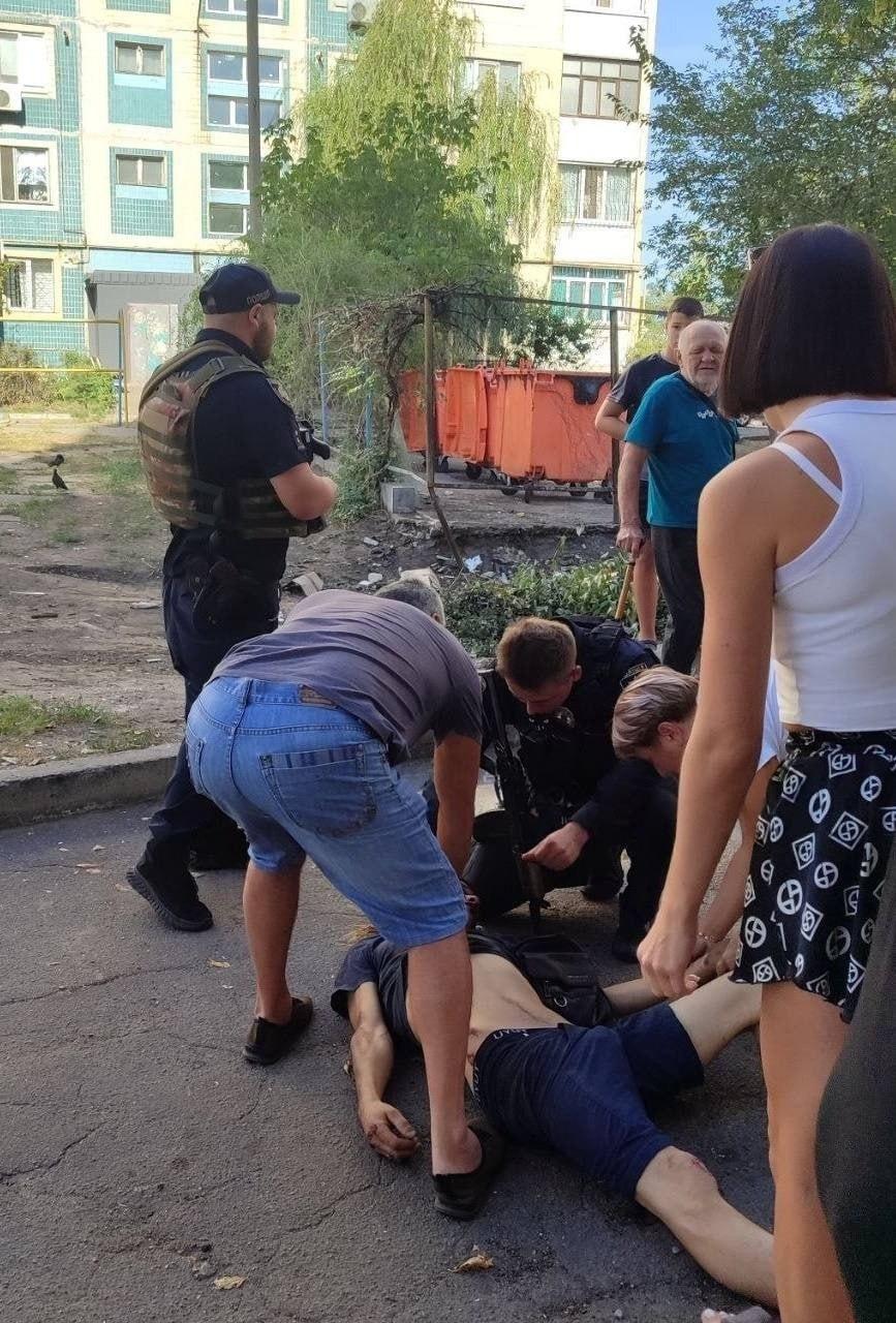 На Украине полицейские переехали местного жителя, который попытался спасти мужчину от мобилизации.