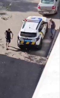 На Украине полицейские переехали местного жителя, который попытался спасти мужчину от мобилизации.