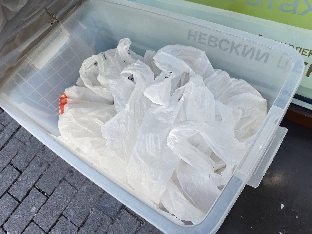 Попугаев и голубей в пакетах подбросили к петербургскому ТЦ. Почти все...