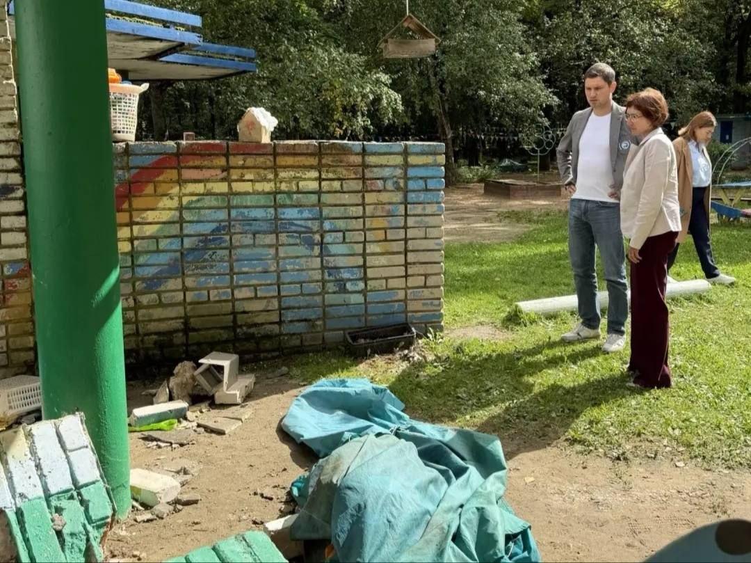 На троих малышей обрушилась кирпичная стена в детсаду в Калужской области.