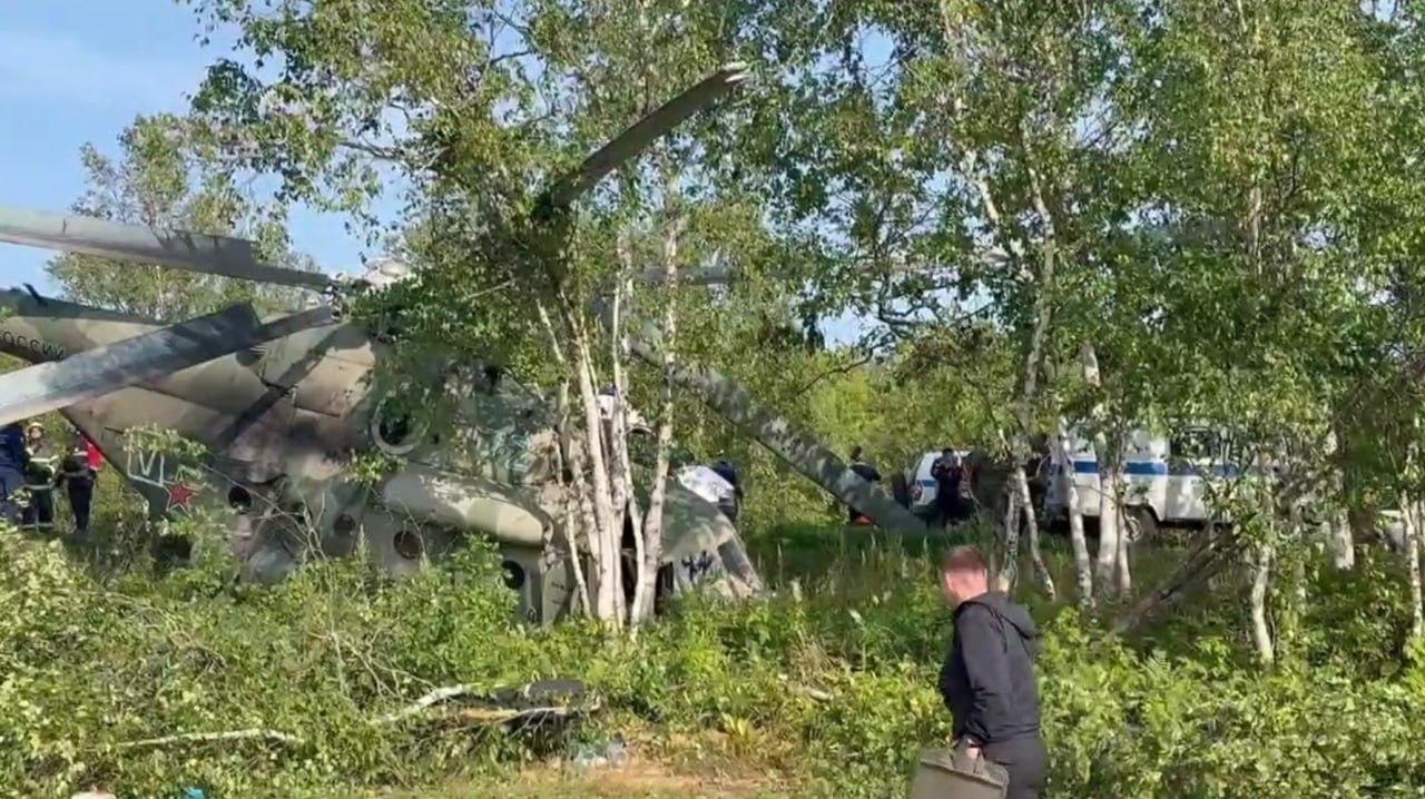 На Сахалине вертолёт Ми-8 с членами местного избиркома и журналистами...