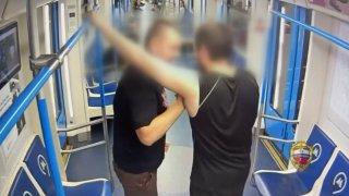 Двое пассажиров подрались в метро Один из них избил другого головой и...