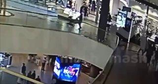 Школьница упала со второго этажа в ТЦ «Саларис».