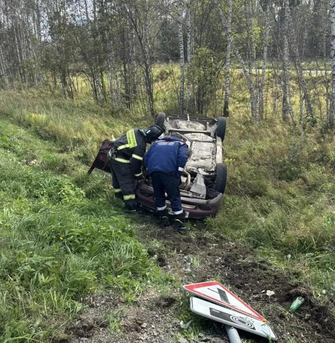 Автомобиль съехал с дороги на трассе Р-255: водитель госпитализирован На...