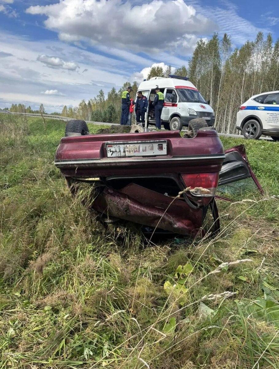 Автомобиль съехал с дороги на трассе Р-255: водитель госпитализирован На...