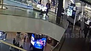 Школьница спрыгнула со второго этажа в ТЦ «Саларис» в Москве.
