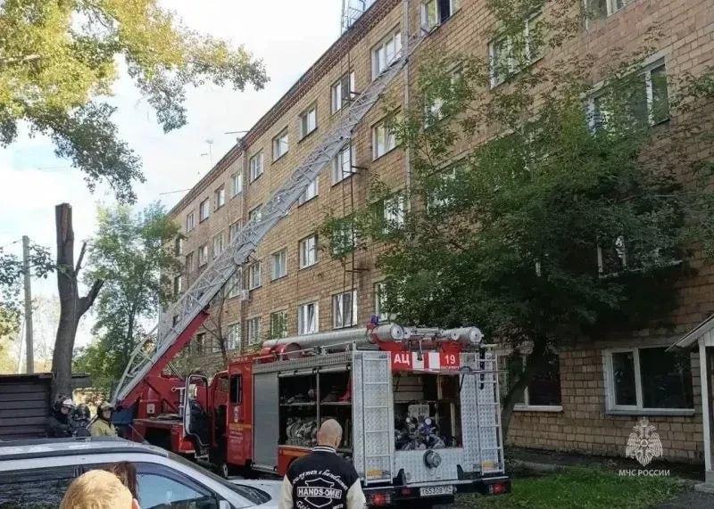 Четверых детей спасли из горящей многоэтажки на Калинина в Красноярске...