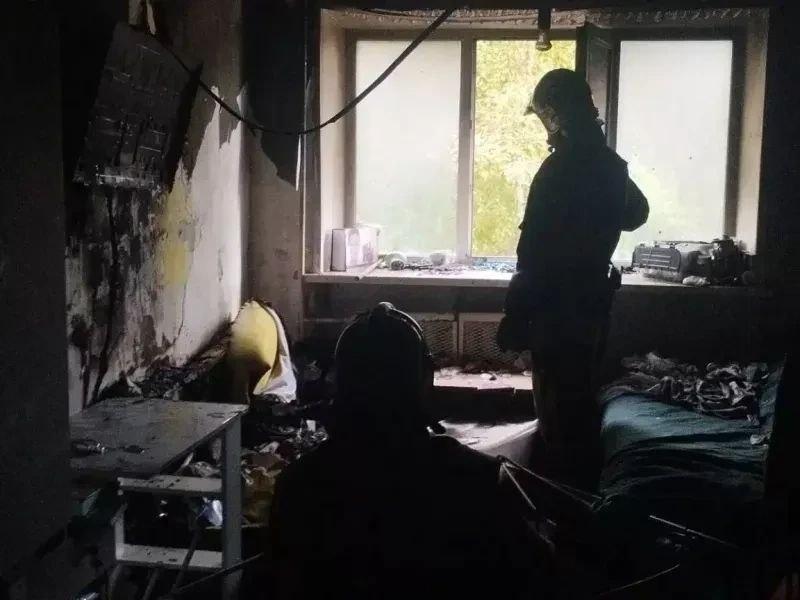 Четверых детей спасли из горящей многоэтажки на Калинина в Красноярске...