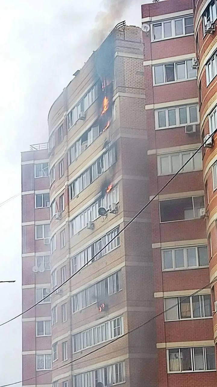 В Подмосковье беспилотники попали в жилые дома, сообщил губернатор.
