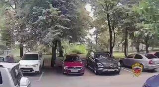 На Абрамцевской улице между женщиной и ее знакомым произошла ссора прямо у...