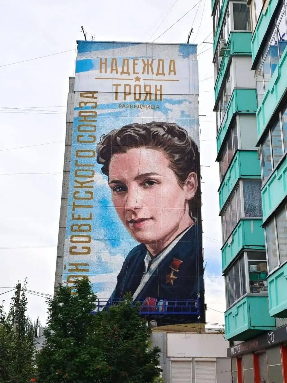 На улице 9 Мая появились портреты двух Героев СССР. На торцах домов №45 и 75...