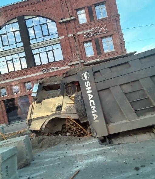 В Новосибирске самосвал провалился в яму На улице Фабричной в Новосибирске...