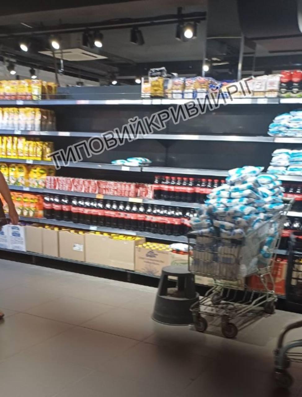 В украинских магазинах начали пропадать крупы, макароны, соль, сахар и мука