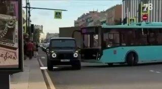 Mercedes заблокировал разворот автобуса №76
