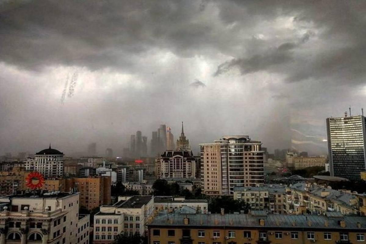 Ливень и гроза ожидаются в Москве в субботу.