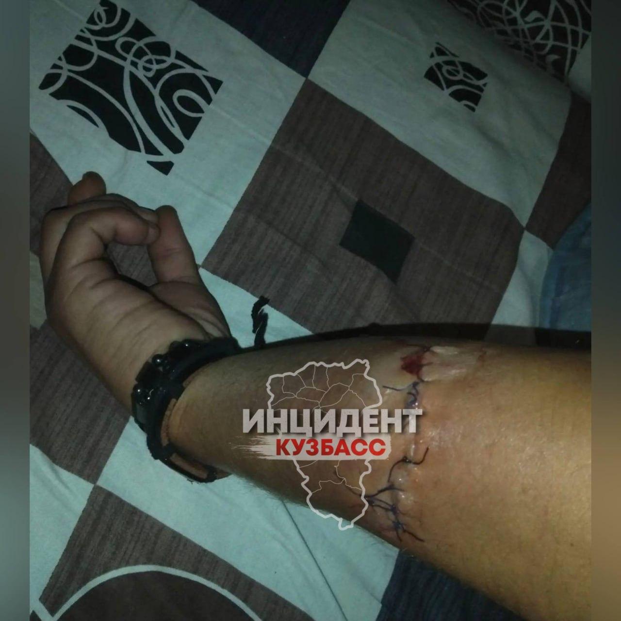 Мужчина в Новокузнецке не заметил стекло в магазине и врезался в него....