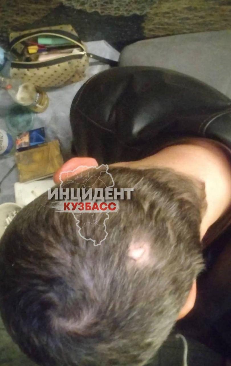 Мужчина в Новокузнецке не заметил стекло в магазине и врезался в него....