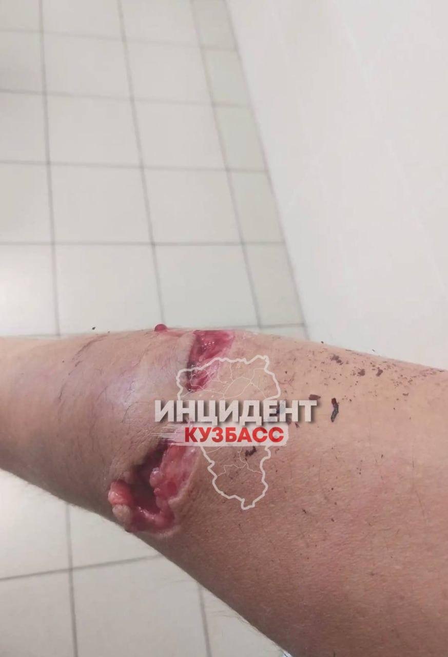 Мужчина в Новокузнецке не заметил стекло в магазине и врезался в него....