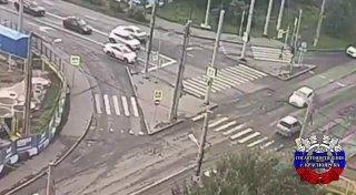 На Киренского машина сбила десятиклассницу на переходе. Авария произошла...