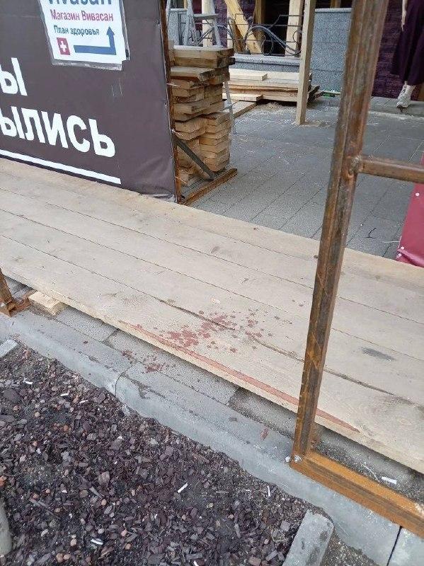 В центре Красноярска труба упала с лесов на актёра из Кургана. Мужчина...