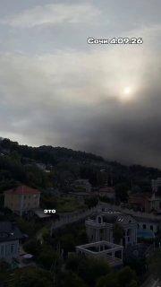 В Сочи замеряют качество воздуха на фоне пожара на НПЗ после атаки беспилотников.