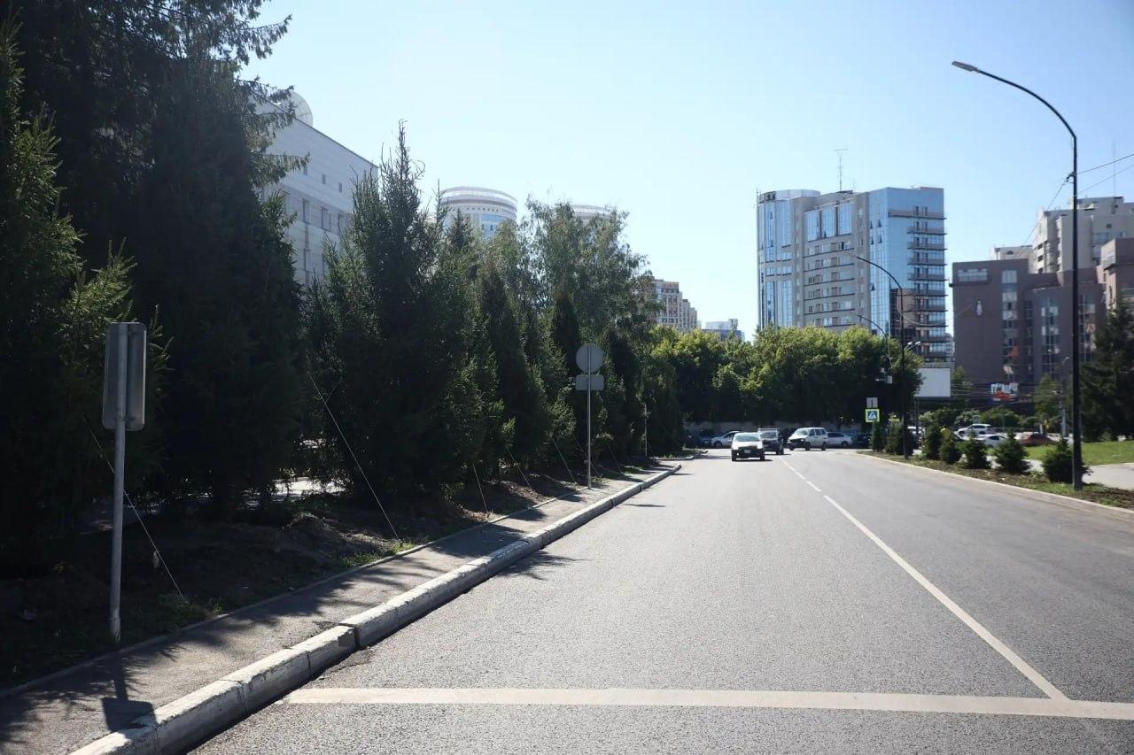 В Театральном сквере Новосибирска высадили шестиметровые ели