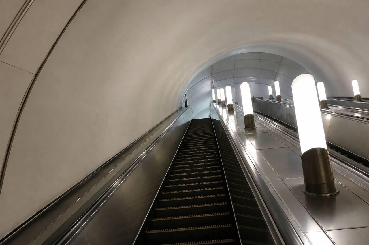 Москвичка пожаловалась в полицию, что незнакомый мужчина ударил её с ноги на эскалаторе в метро.