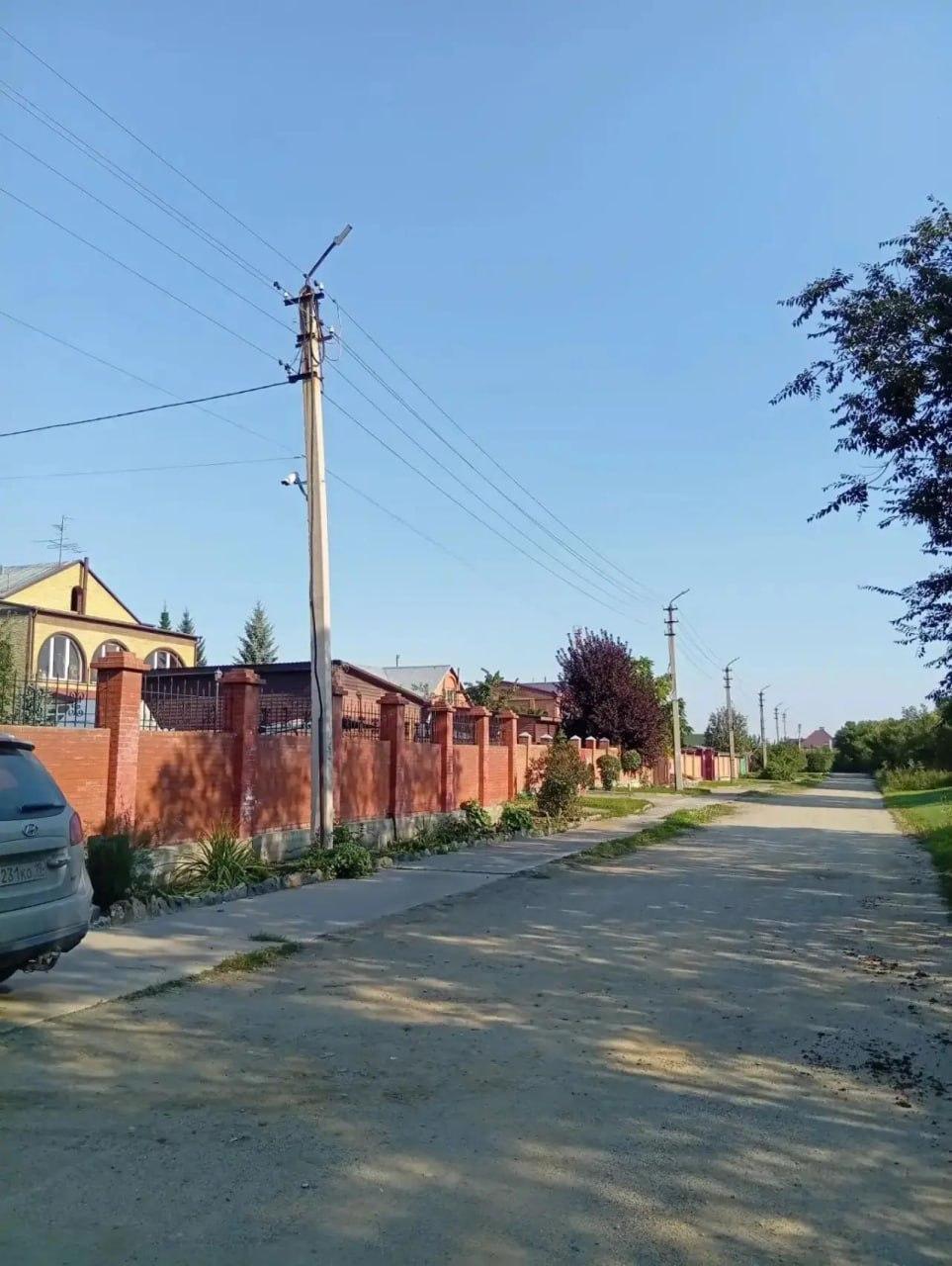 Сегодня утром следы медведя замечены в Саяногорске на улице Ивана Ярыгина в...
