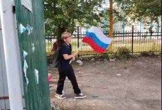 Школьник показательно надругался над флагом России и выложил видео в Сеть