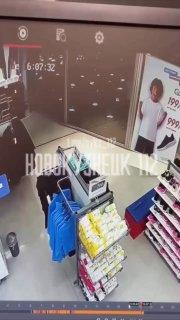 В Новокузнецке мужчина пошел в ТЦ за покупками и внезапно разбил собой...