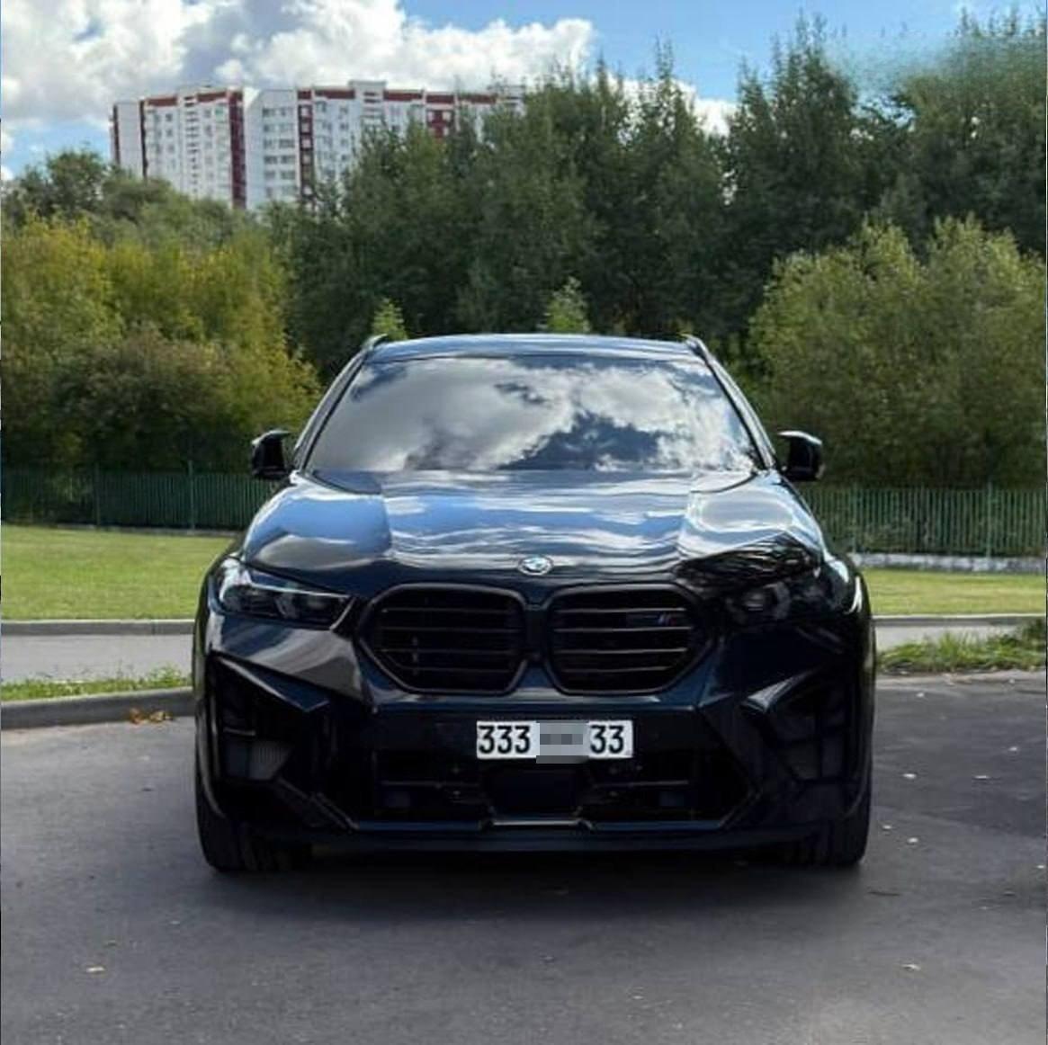 Студенты МГУ приезжают на пары на Bentley, Lamborghini Urus и Mercedes-Benz...