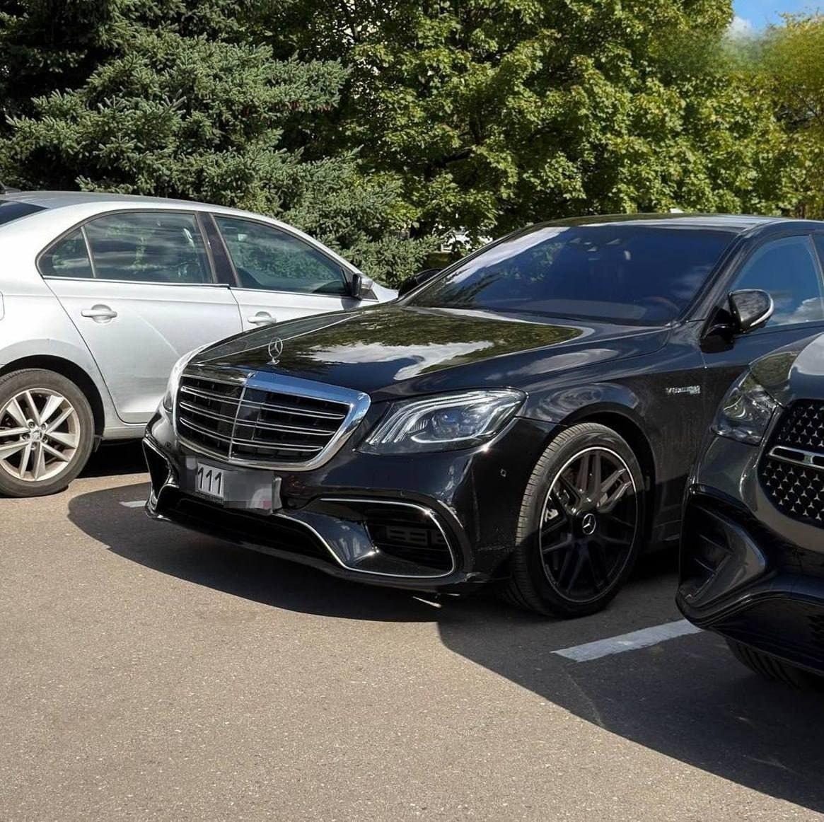 Студенты МГУ приезжают на пары на Bentley, Lamborghini Urus и Mercedes-Benz...