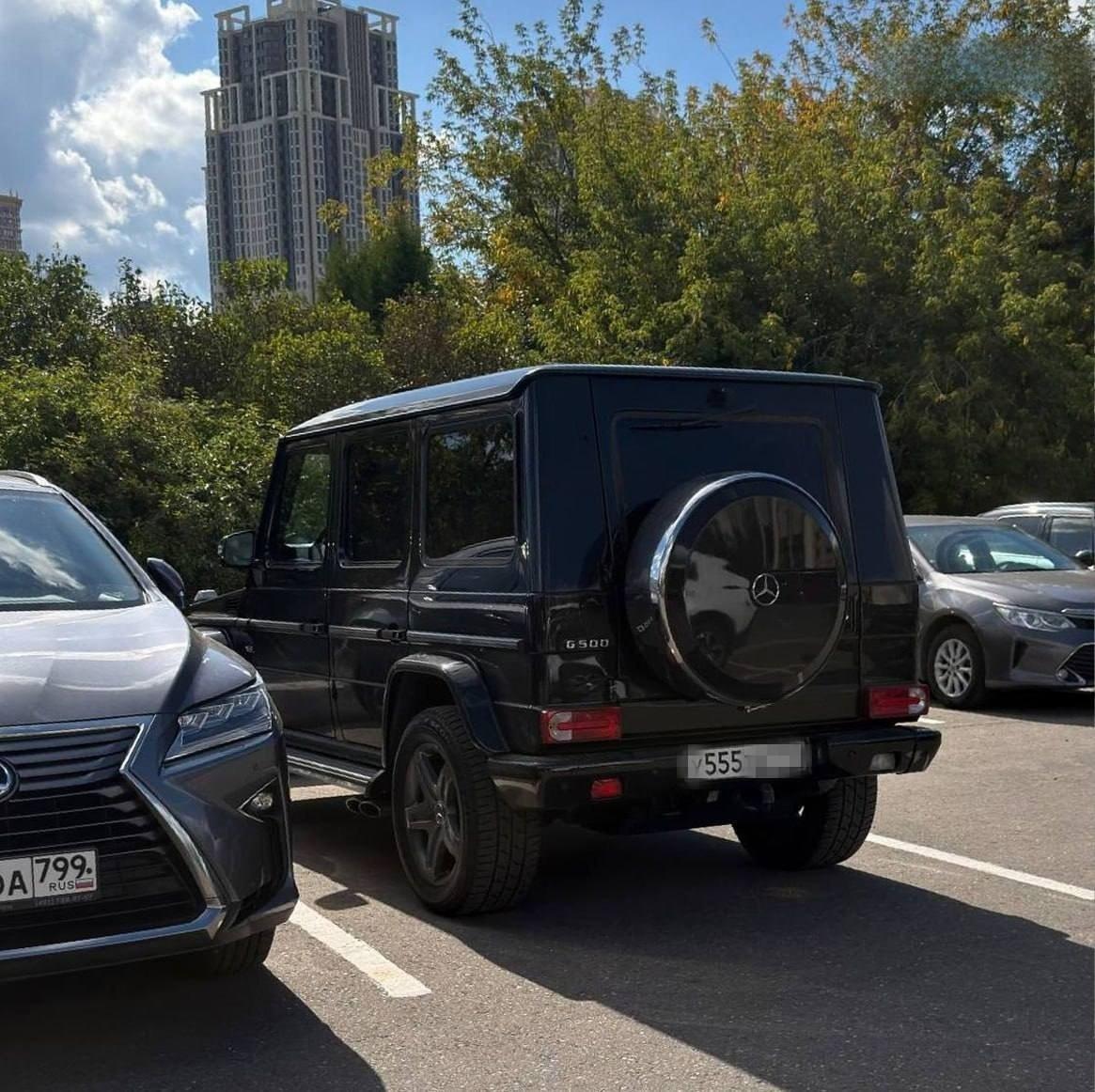 Студенты МГУ приезжают на пары на Bentley, Lamborghini Urus и Mercedes-Benz...