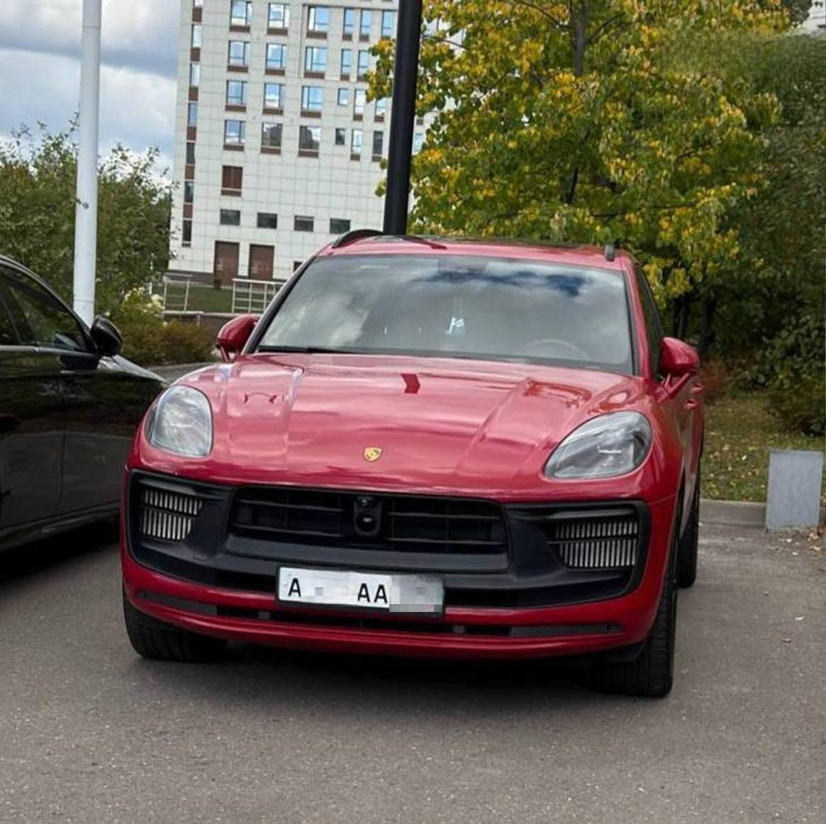 Студенты МГУ приезжают на пары на Bentley, Lamborghini Urus и Mercedes-Benz...