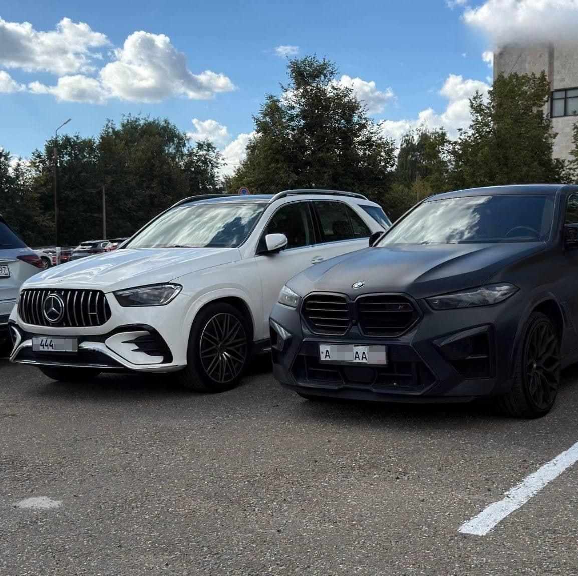 Студенты МГУ приезжают на пары на Bentley, Lamborghini Urus и Mercedes-Benz...
