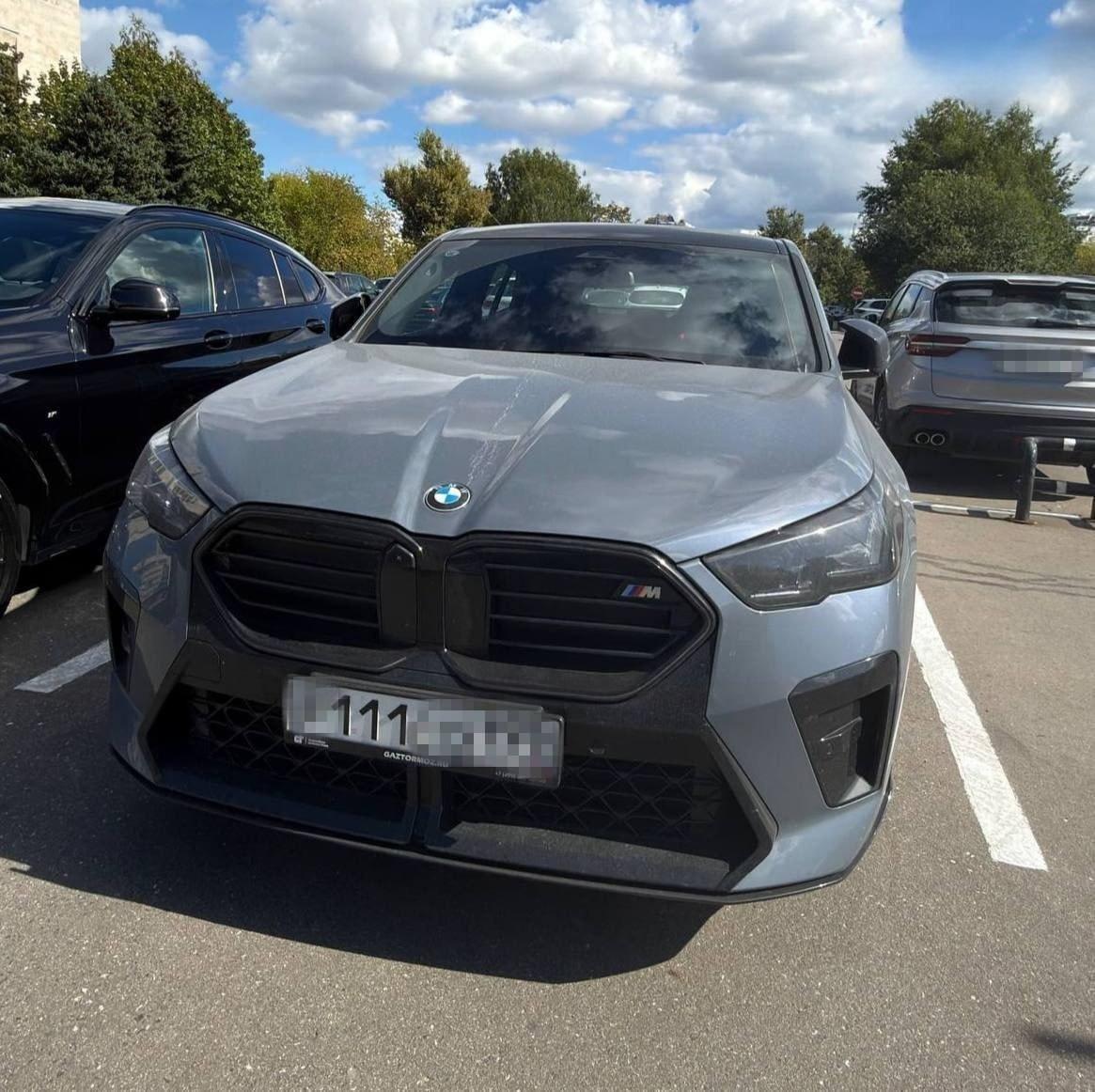 Студенты МГУ приезжают на пары на Bentley, Lamborghini Urus и Mercedes-Benz...