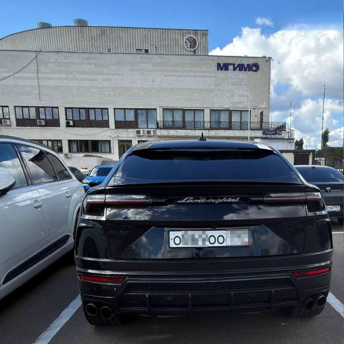 Студенты МГУ приезжают на пары на Bentley, Lamborghini Urus и Mercedes-Benz...