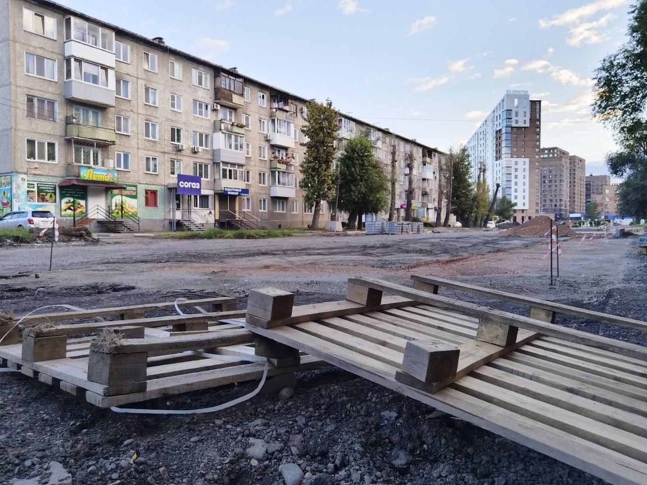 Делают парковку и готовятся к прокладке коммуникаций на Комарова в Абакане....