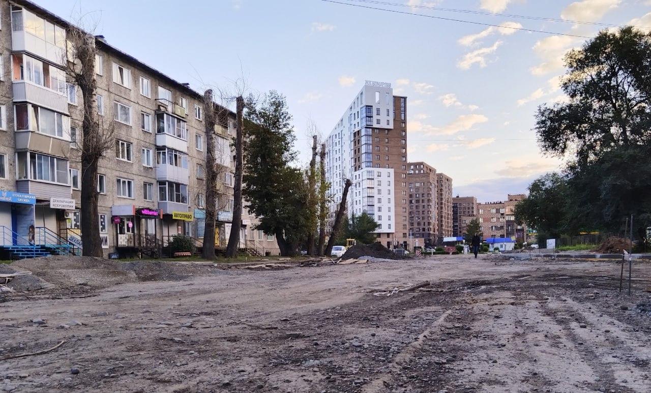 Делают парковку и готовятся к прокладке коммуникаций на Комарова в Абакане....