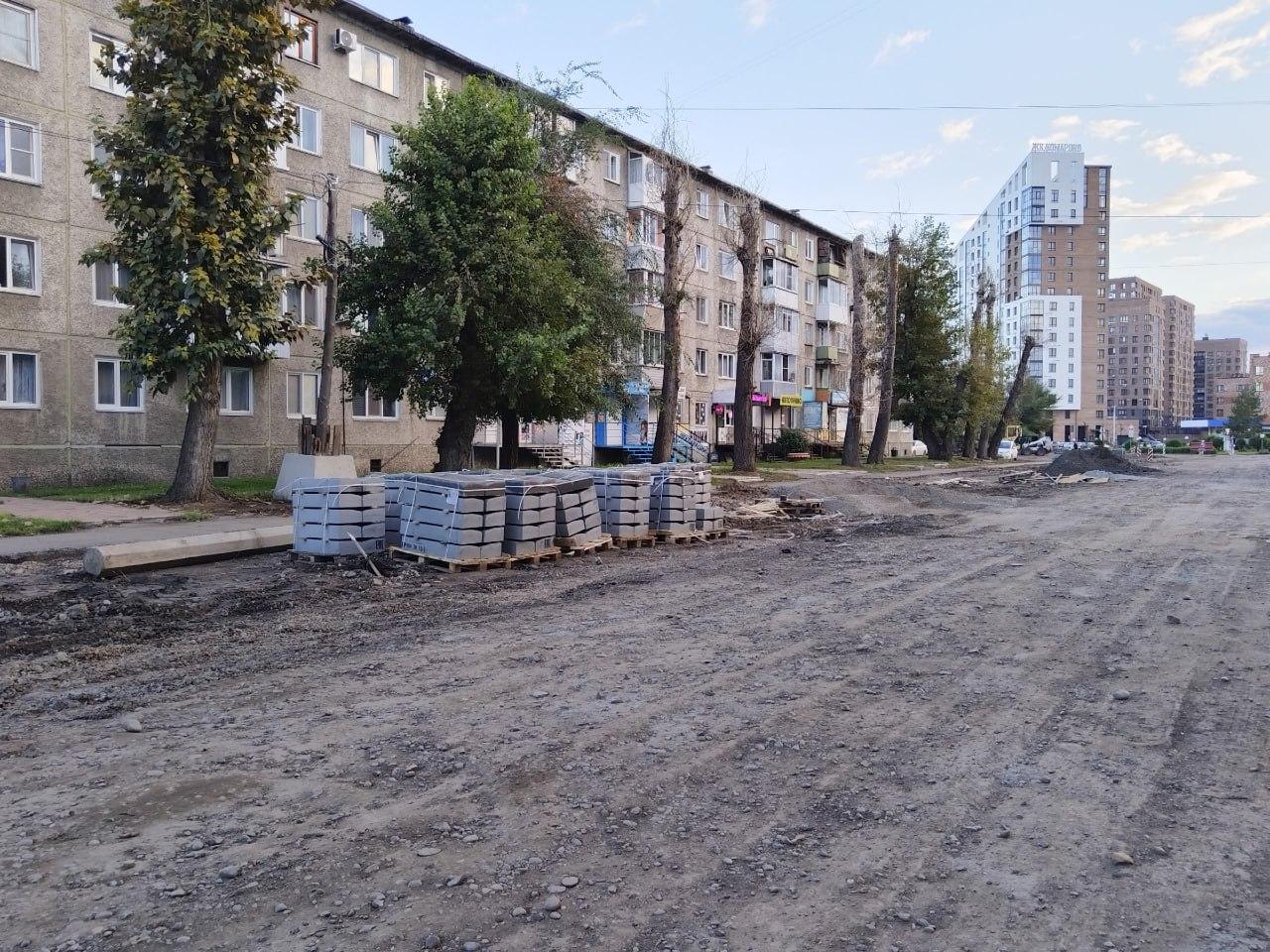 Делают парковку и готовятся к прокладке коммуникаций на Комарова в Абакане....