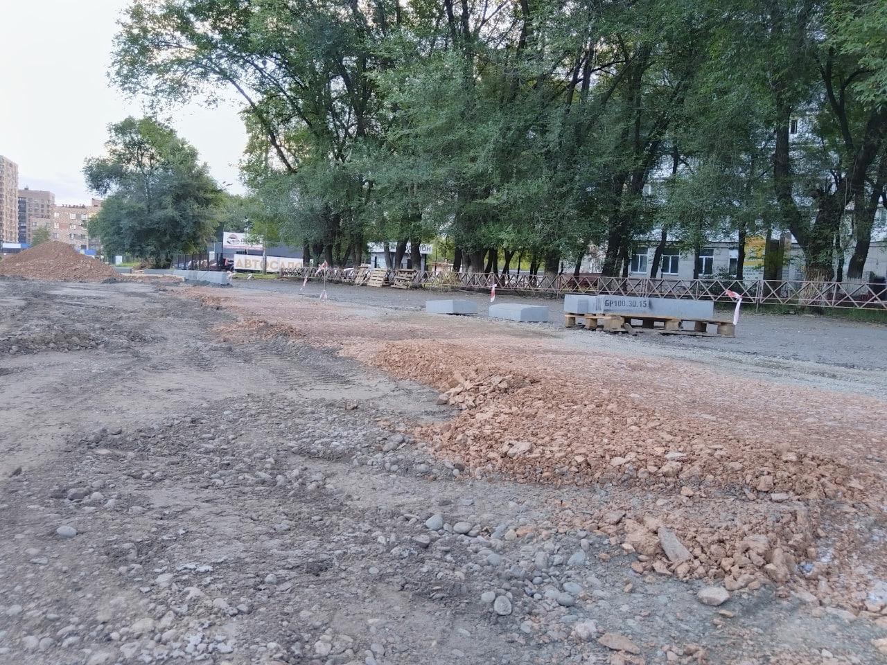 Делают парковку и готовятся к прокладке коммуникаций на Комарова в Абакане....