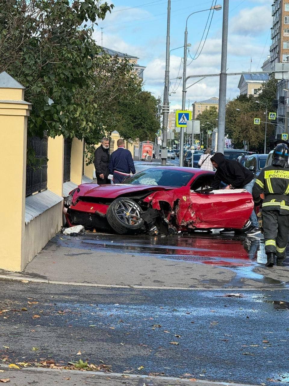 Ferrari экс-кандидата в депутаты Госдумы влетела в стену в центре Москвы