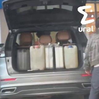 Не знаем, что эти мужики из Еката собрались пережить, но шесть канистр...