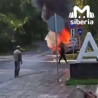 Машина полностью сгорела после аварии в Новосибирске. Иномарка врезалась в...