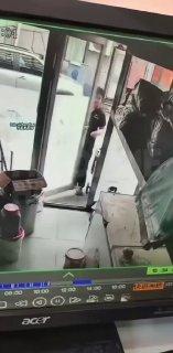 Продавца в Китае взрывом выбросило из магазина и сорвало с него одежду...